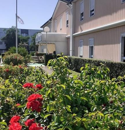 Quick Palace Nantes La Beaujoire Exterior photo The station's studios are located in the San Fernando Valley.